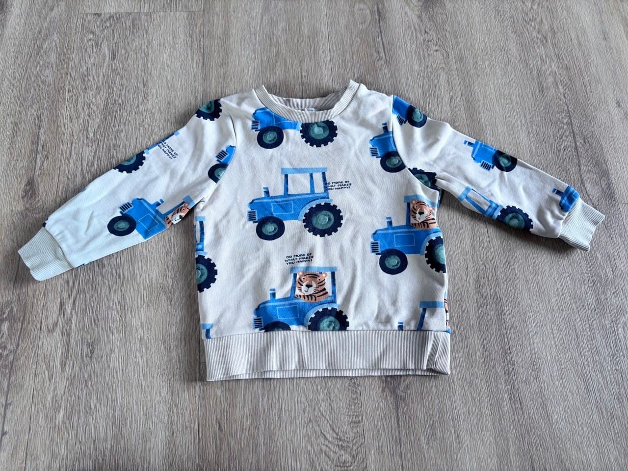 Pulover z motivom traktorjev