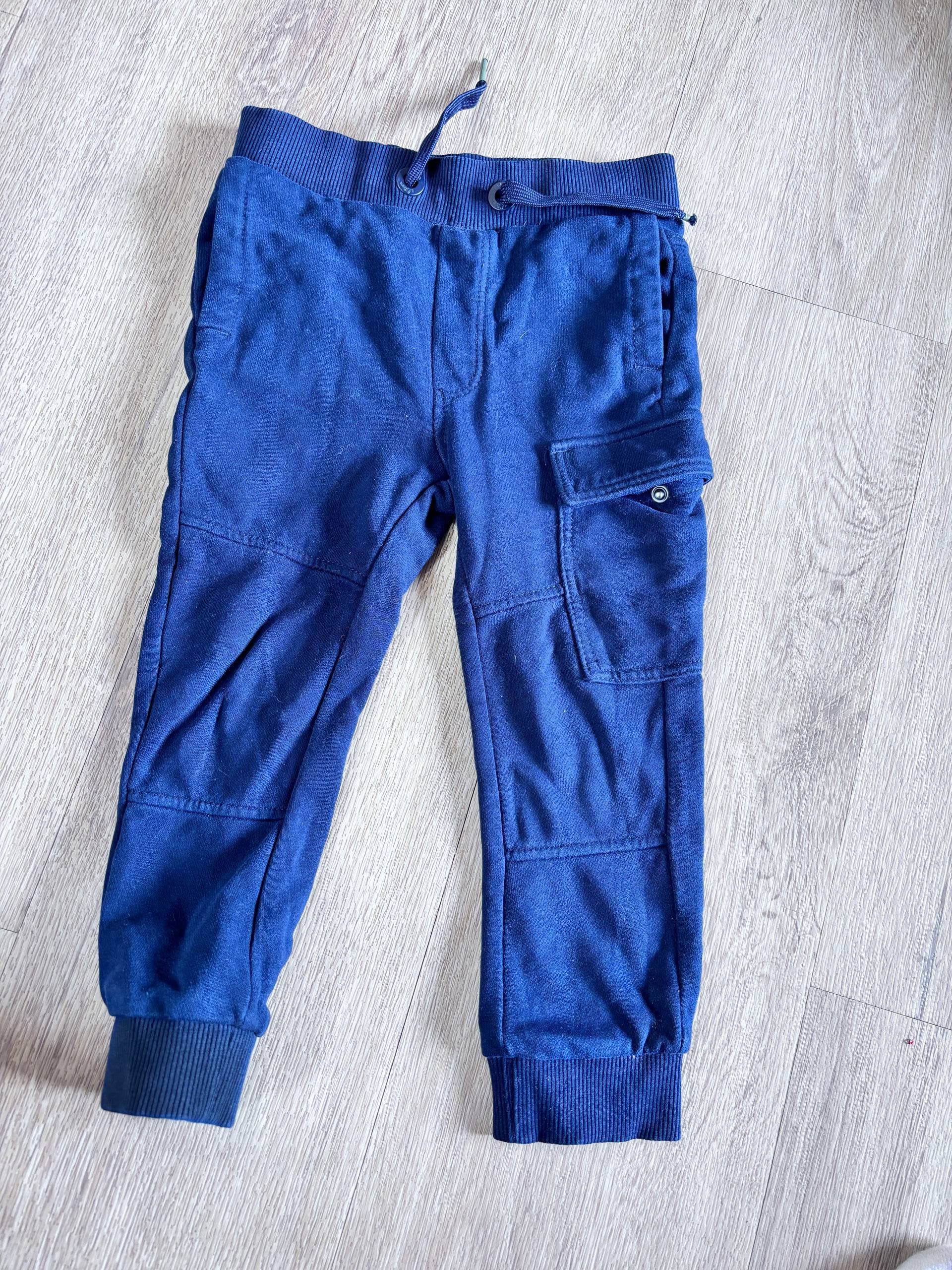 Modre hlače s stranskimi žepi