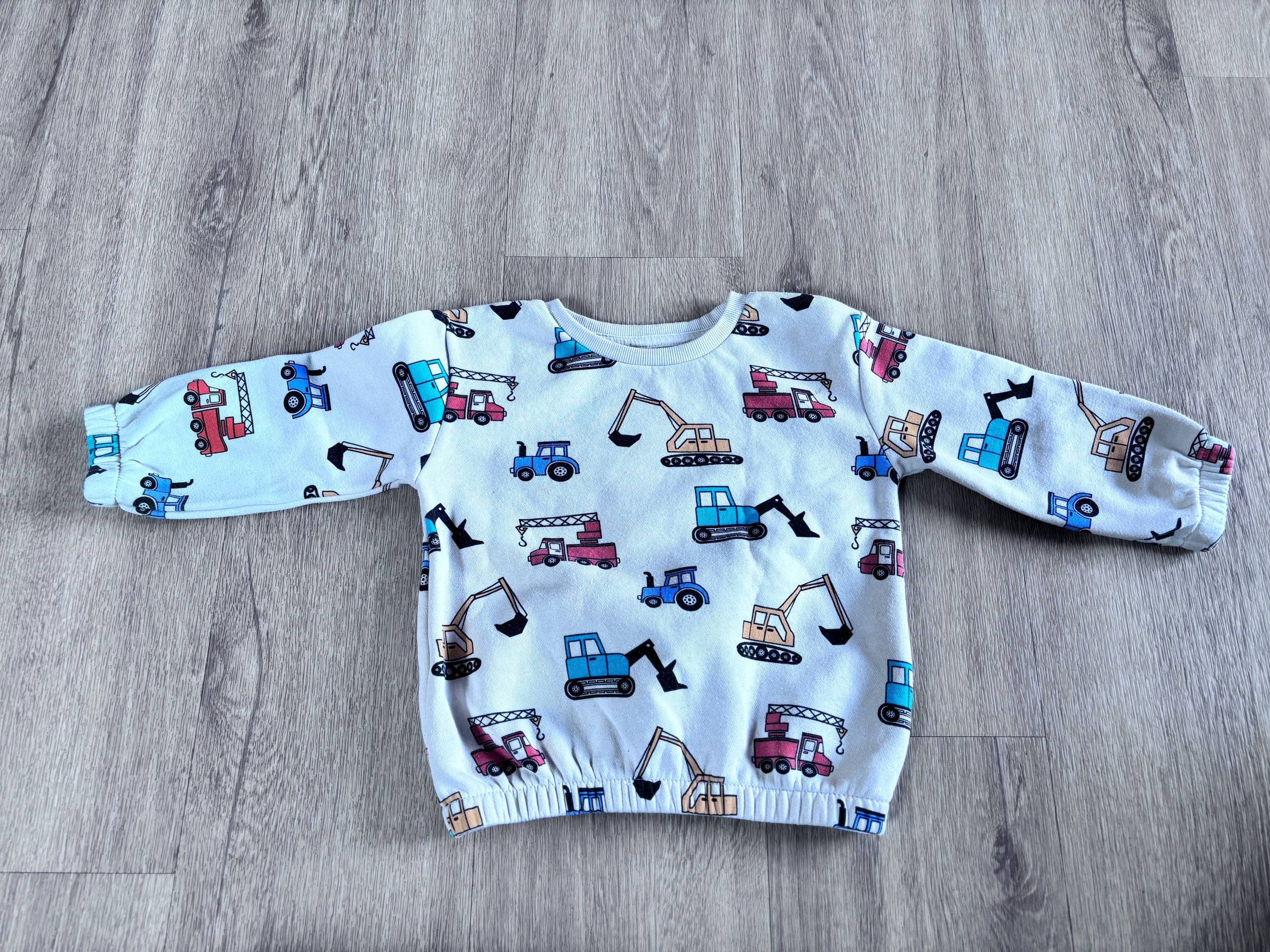 Pulover z barvnimi traktorji in delovnimi vozili