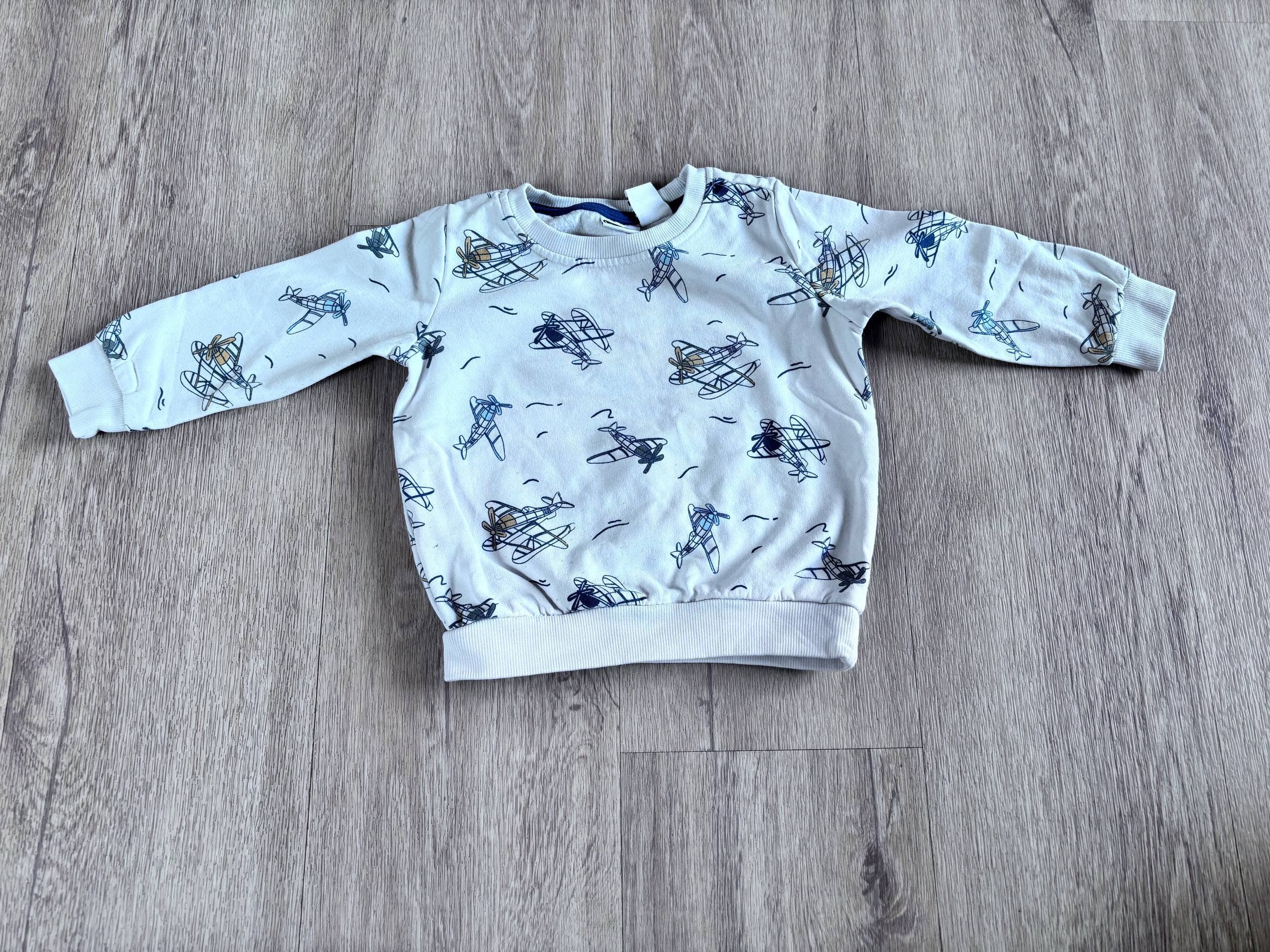 Svetel pulover z letalskimi motivi