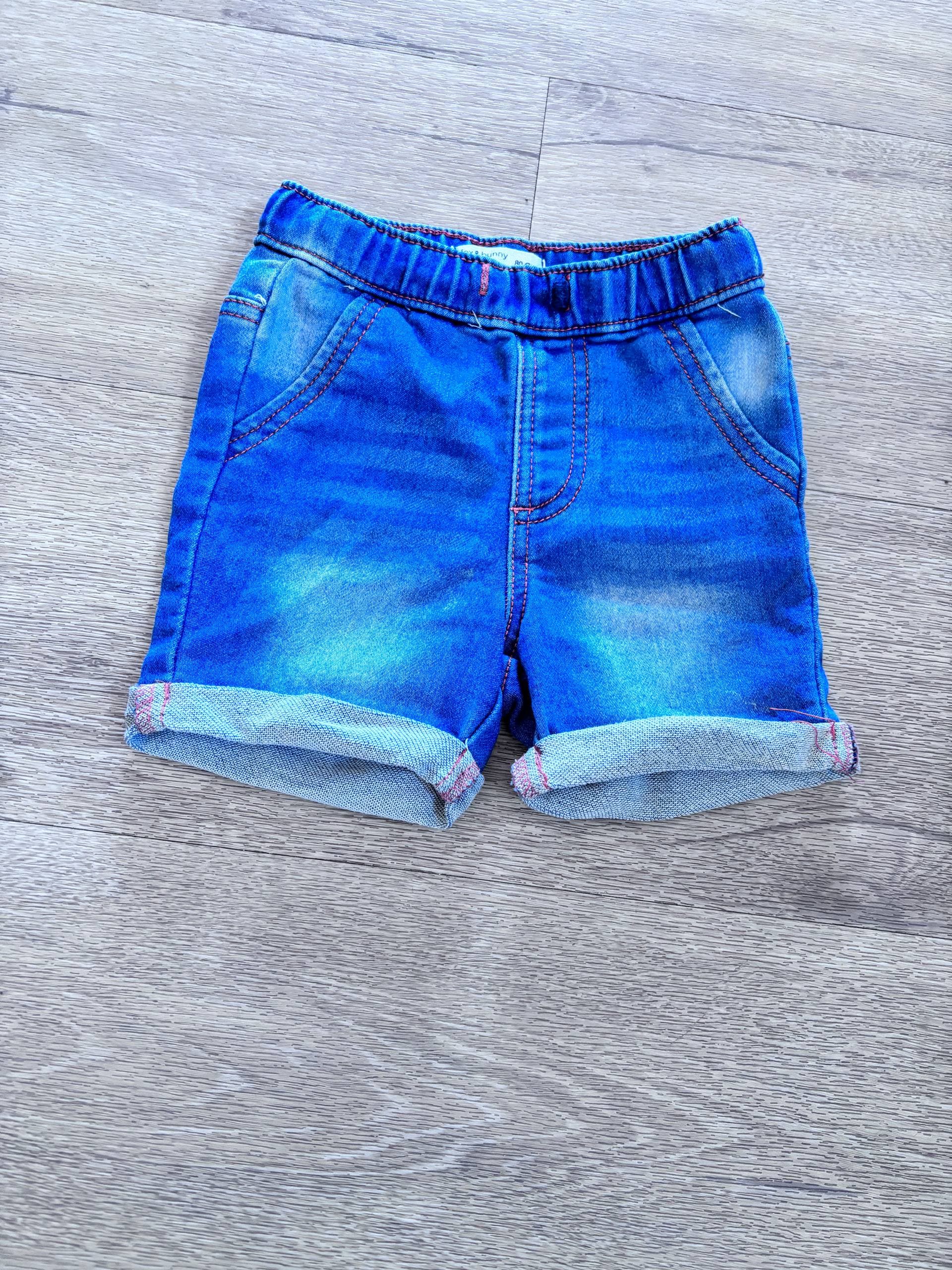 modre kratke hlače iz jeansa