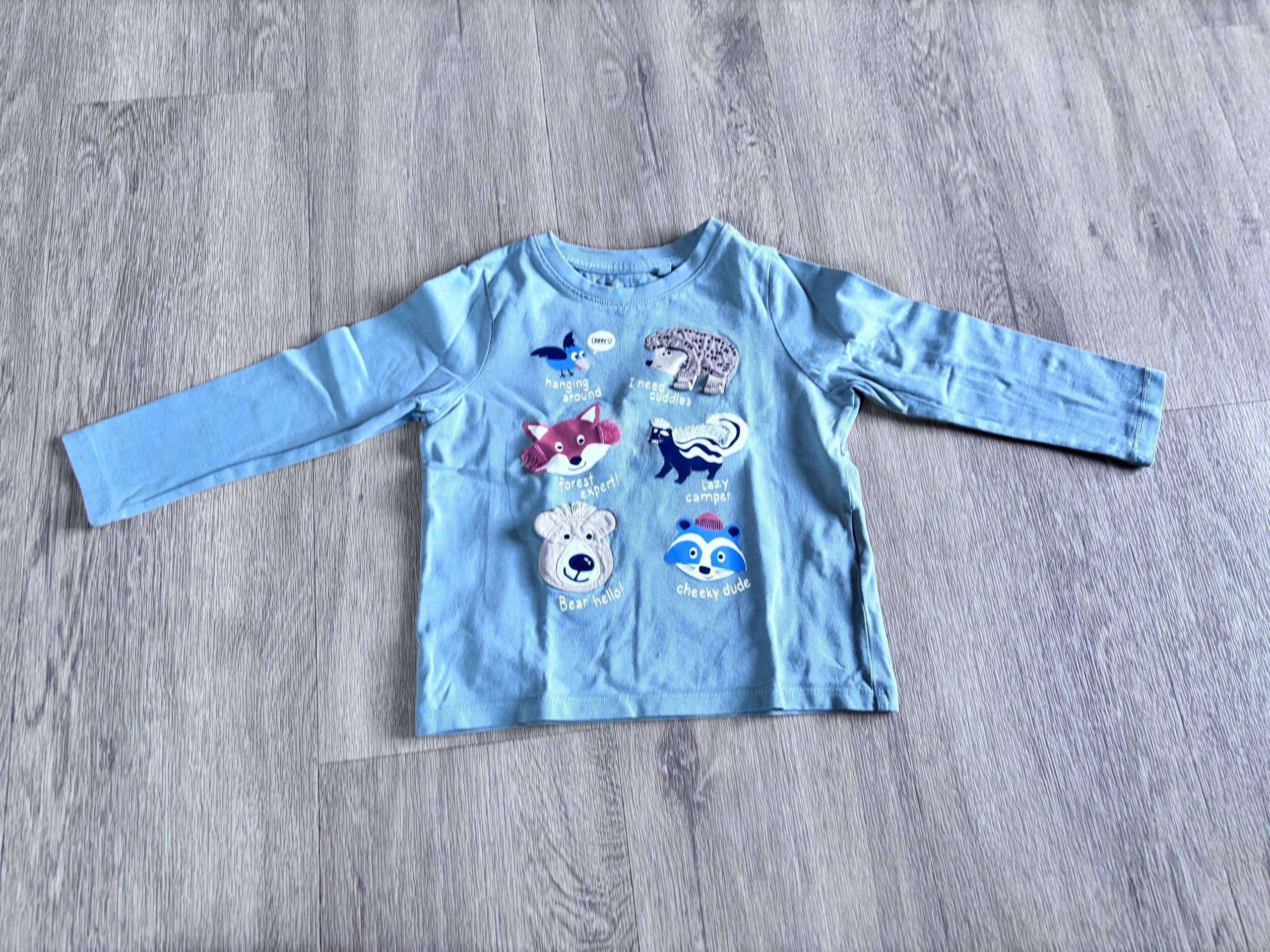 Modra majica z živalskimi motivi