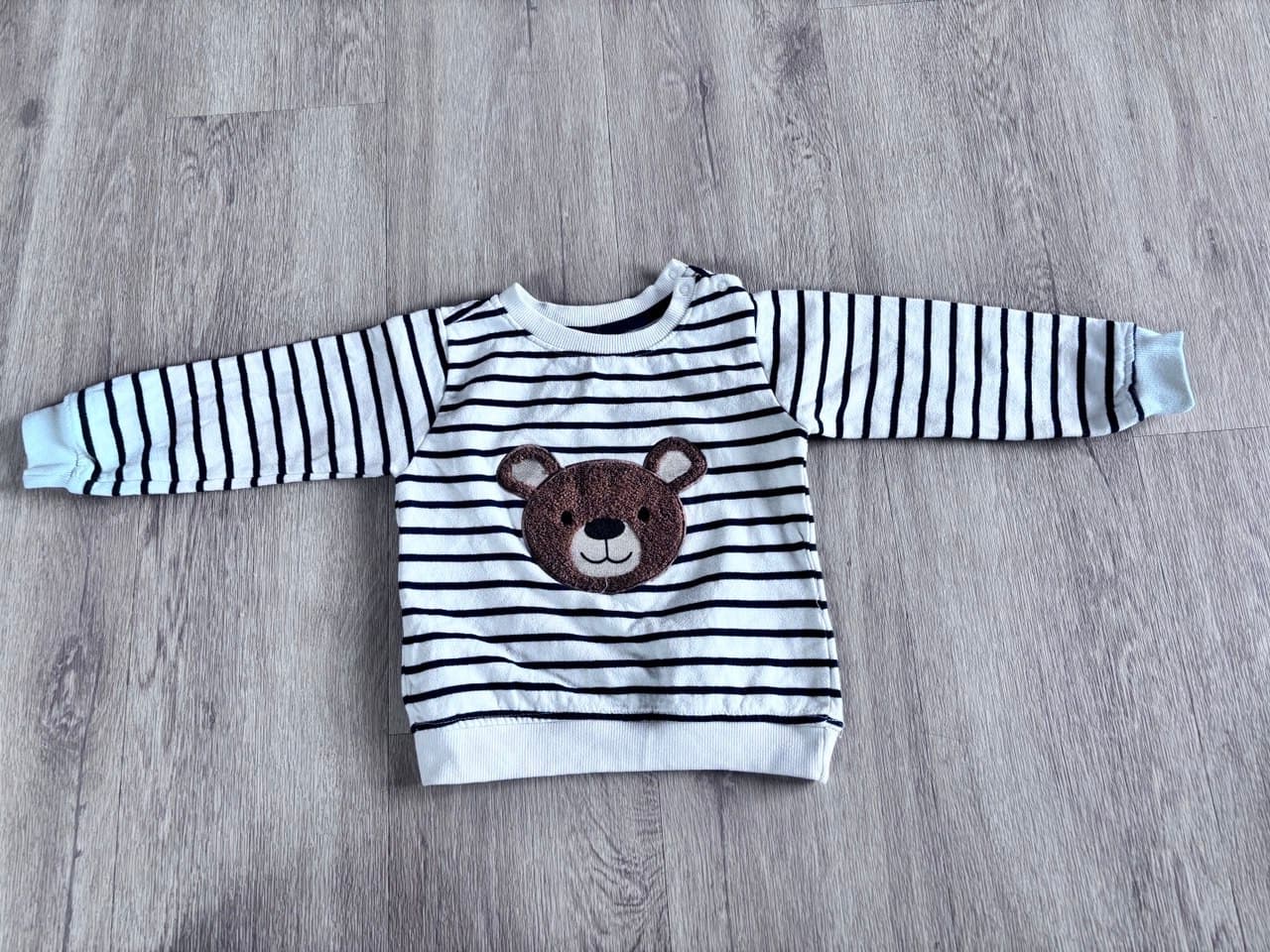 Pulover s črtami in medvedkom