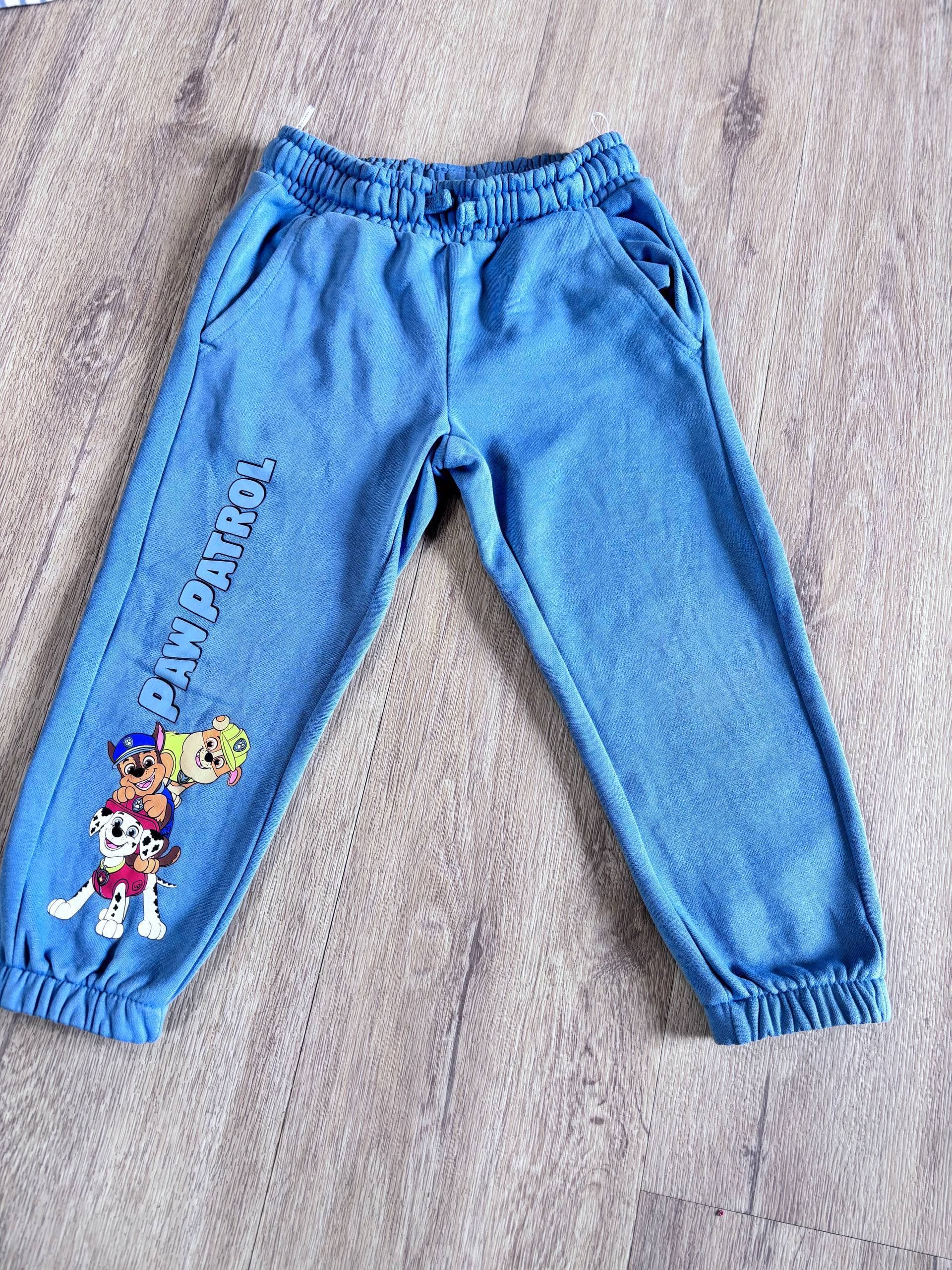 Modre hlače z risanimi junaki