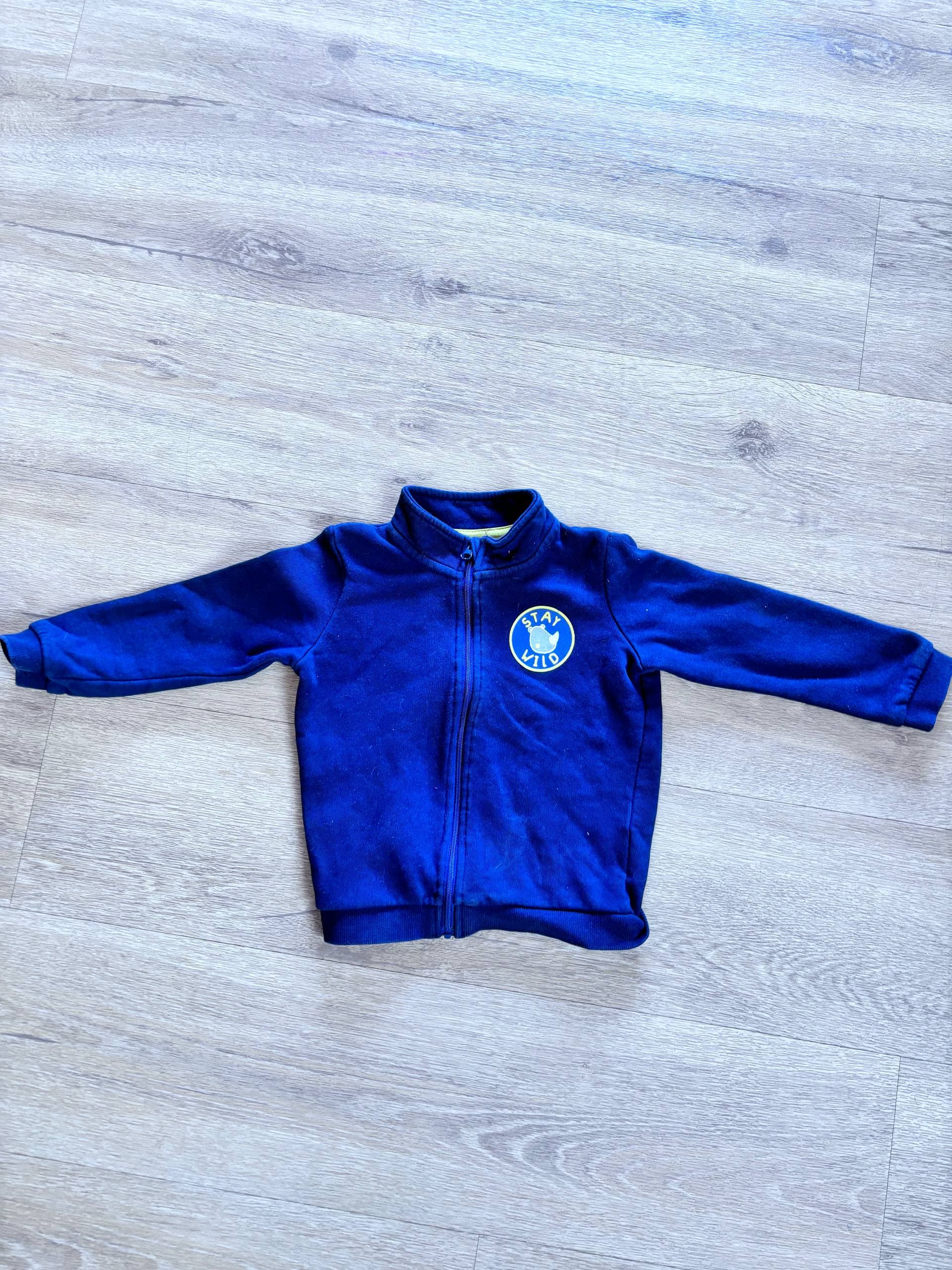 Modra jopica z zadrgo in logotipom