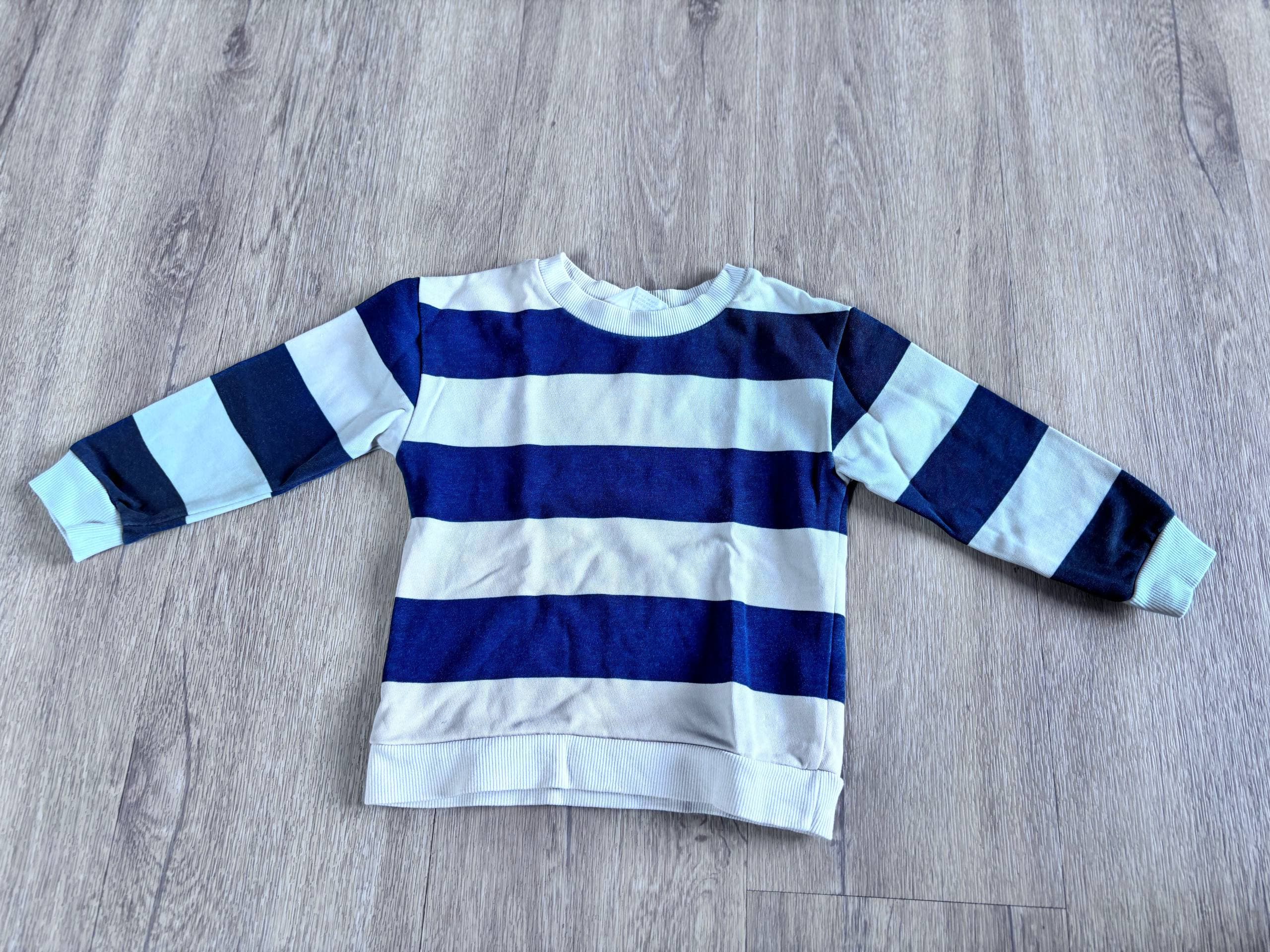 Pulover s horizontalnimi črtami