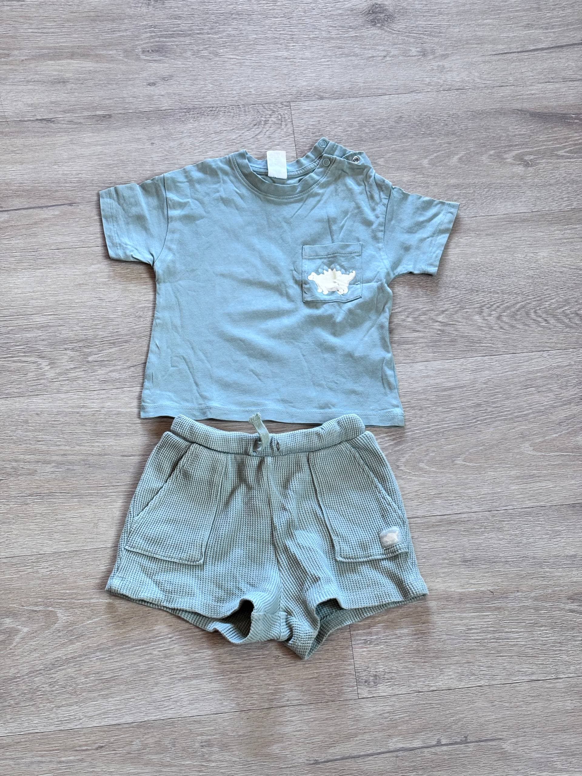 Zelena majica in kratke hlače